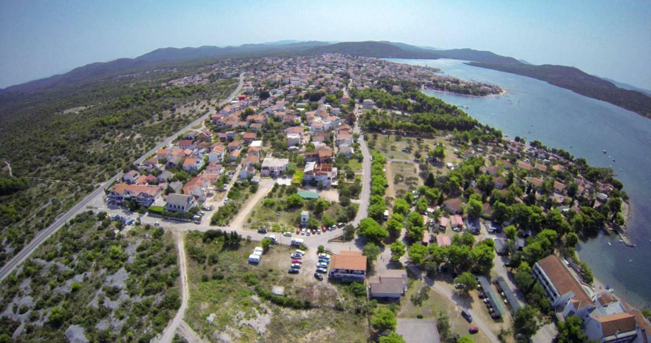 Spider Apartments Pirovac Buitenkant foto