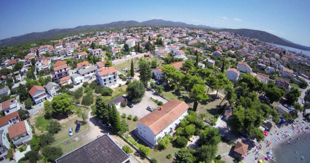 Spider Apartments Pirovac Buitenkant foto